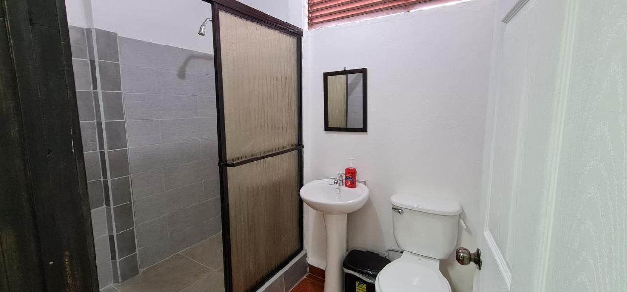 Sleep&Go! Cabina Cuadruple En Siquirres Centro - And Rafting Tour! Siqurres Da Alegria Exteriör bild