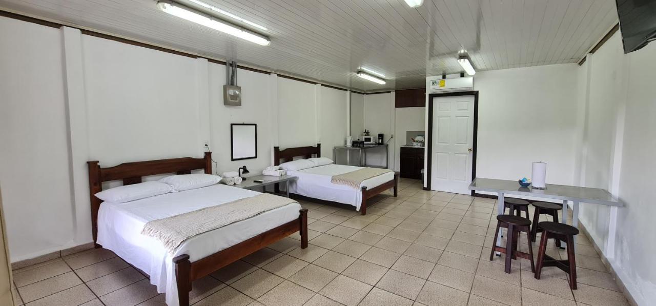 Sleep&Go! Cabina Cuadruple En Siquirres Centro - And Rafting Tour! Siqurres Da Alegria Exteriör bild
